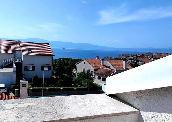 S Pogledom Na I Velikom Terasom Apartman Njivice