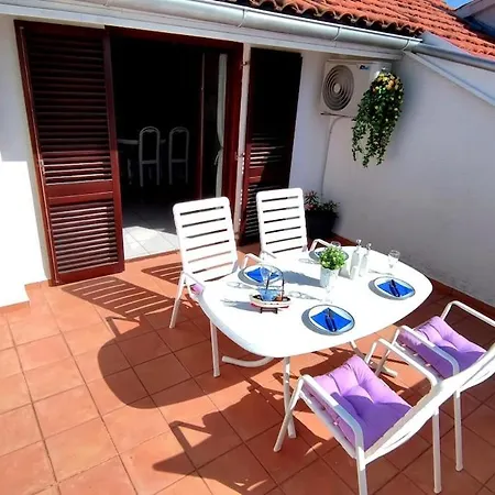 Daire S Pogledom Na I Velikom Terasom Njivice