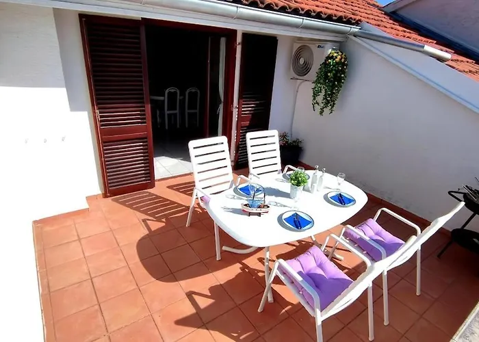 Apartman S Pogledom Na I Velikom Terasom Njivice
